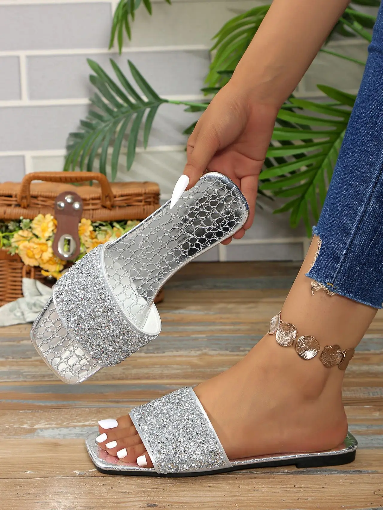 

Flat Slippers for Women 2025 Summer Designer Big Size Rhinestone Flip-flops Ladies Fashion Casual Sequin Slipper Shoes Woman