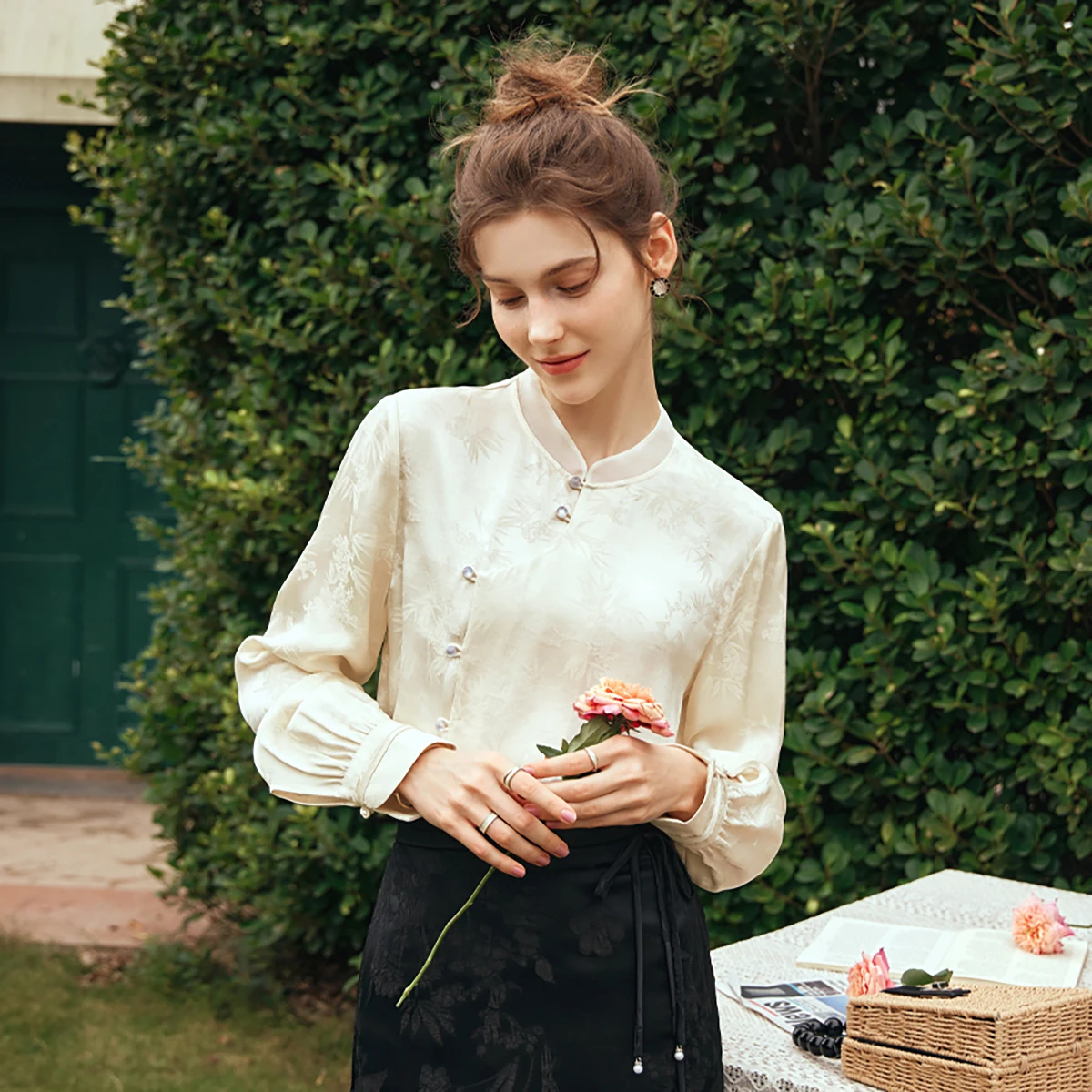 

OLrain Women's Chinese National Style Shirt Autumn 2026 New Stand-Up Neck Blouse Solid Elegant Single Breasted Female O24CX89133