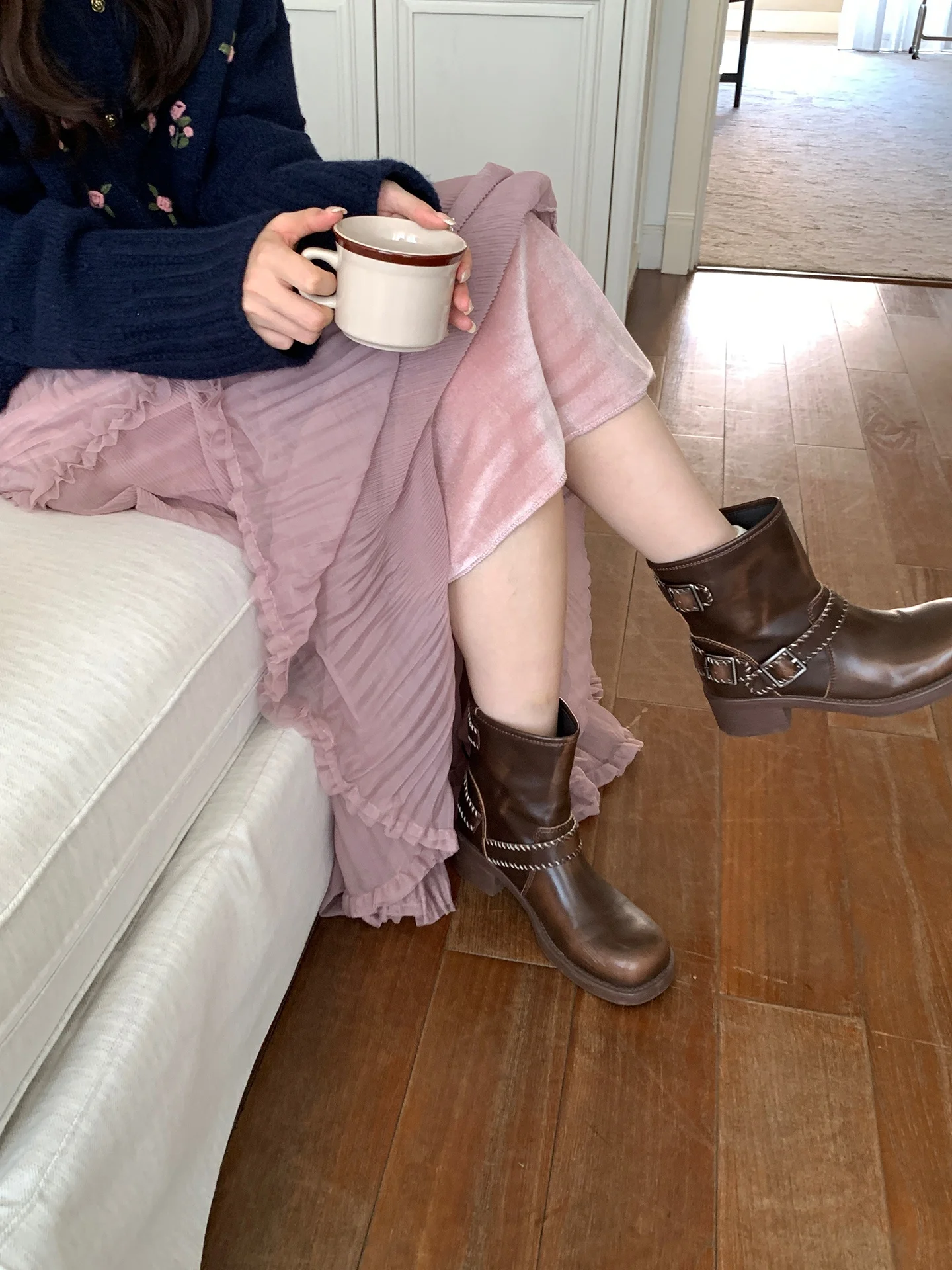 Spódnica z wysokim stanem, modelująca sylwetkę, pastelowy róż lotosowy, koreański styl, uniwersalna, jesienno-zimowa, elegancki kwiatowy wzór, włókno poliestrowe.