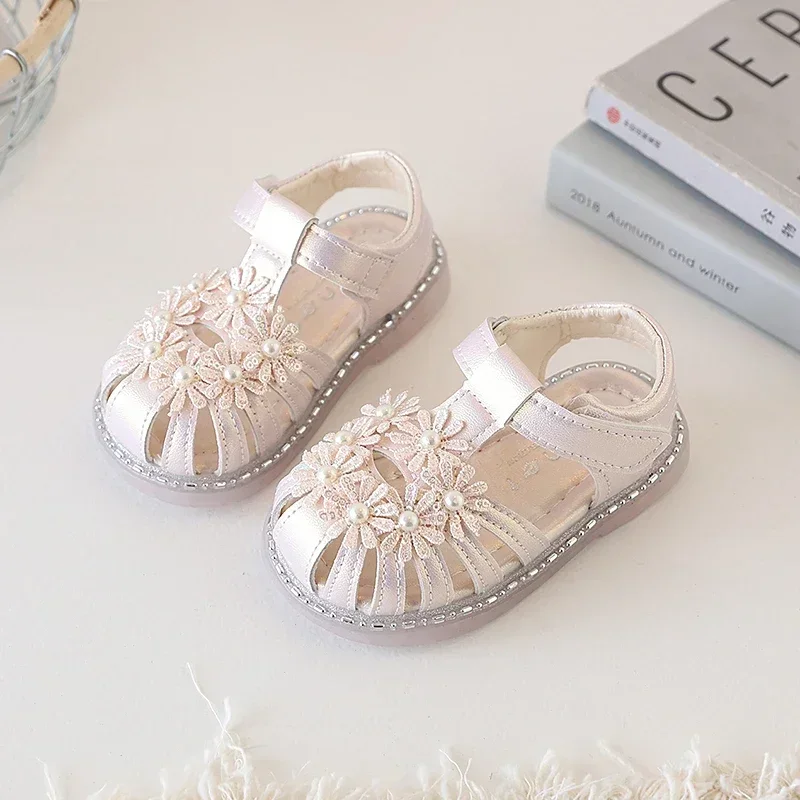 

Новинка лета 2024, детская пляжная обувь принцессы, детские сандалии с Т-образным ремешком и выдолбленным Т-образным ремешком, милая нескользящая прогулочная обувь для девочек, мягкая подошва