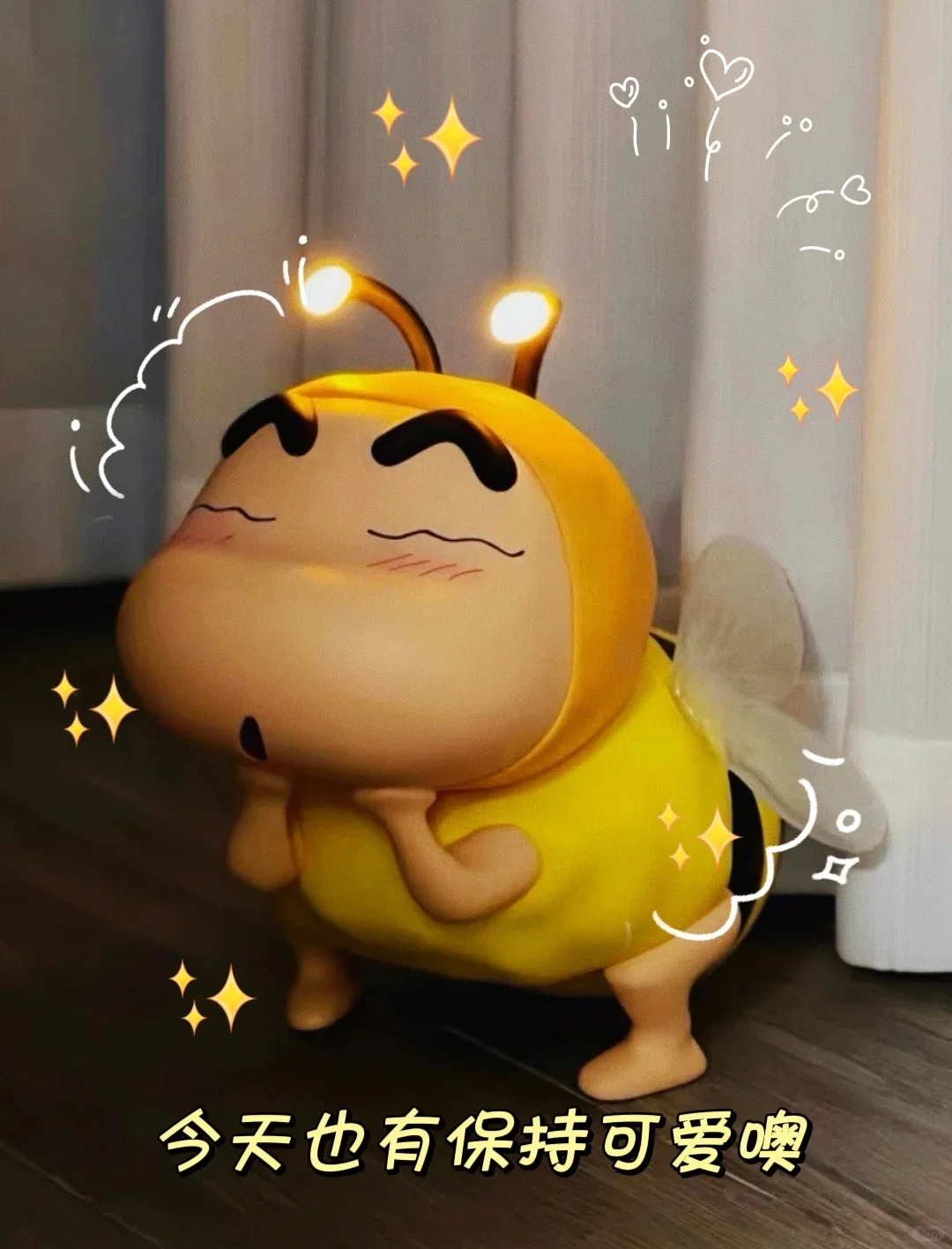 

Xiaoxing Handmade Model 1:1 Trendy Toy Bee Figurine Large Size Perfect As A Gift For Lovers Home Decoration And Night Light