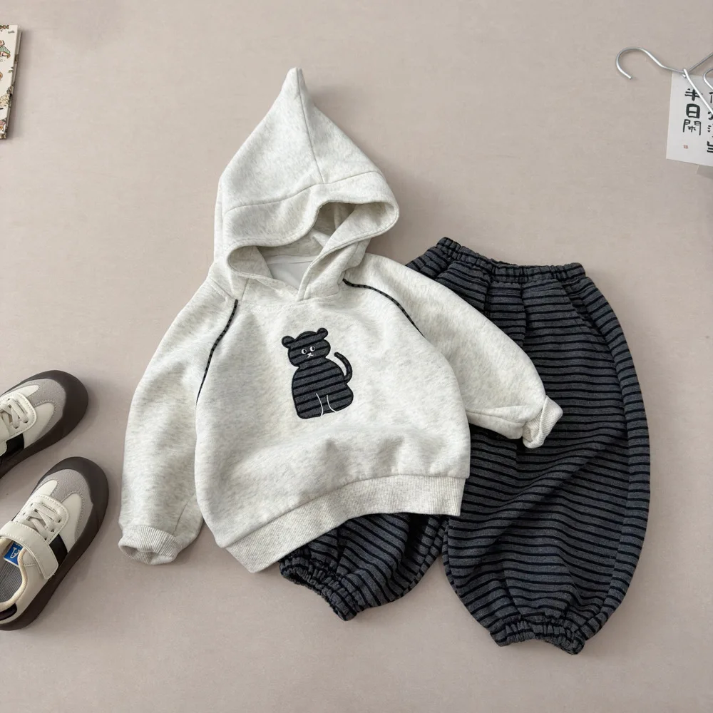 2026 Herbst Kinderbekleidungssets Baby Jungen Mädchen Cartoon-Stickerei Kapuzenpullover+Gestreifte Hose 2-teiliger Anzug Kinder-Trainingsanzug – Detail 3