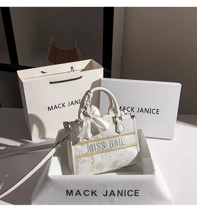

Fashion Embroidery White Casual Tote Bag Large Capacity Textured Women Handbag High Quality Luxury Clutch Purse Messenger Bag