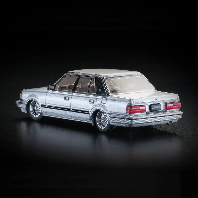 XCARTOYS Car Toys For Boys 1/64 Alloy Classic Toyota Sedan Business Car Collection Ornament Civilian Crown Low-lying Version Car