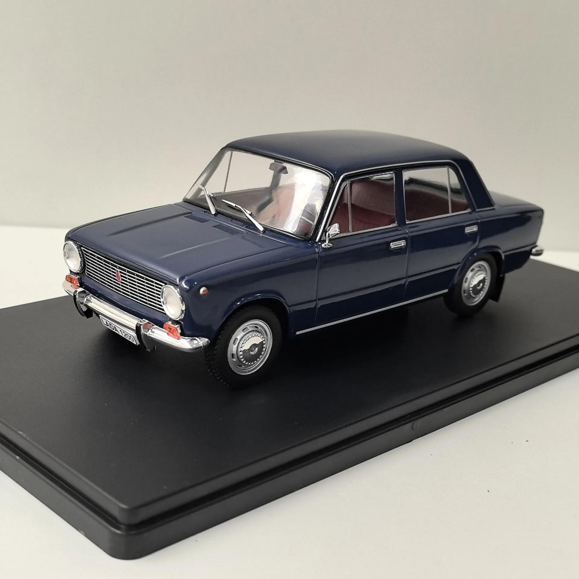 

Diecast WHITEBOX 1/24 Scale LADA 1200 Lada Alloy Car Model Collectible Toy Gift Souvenir Display Ornament