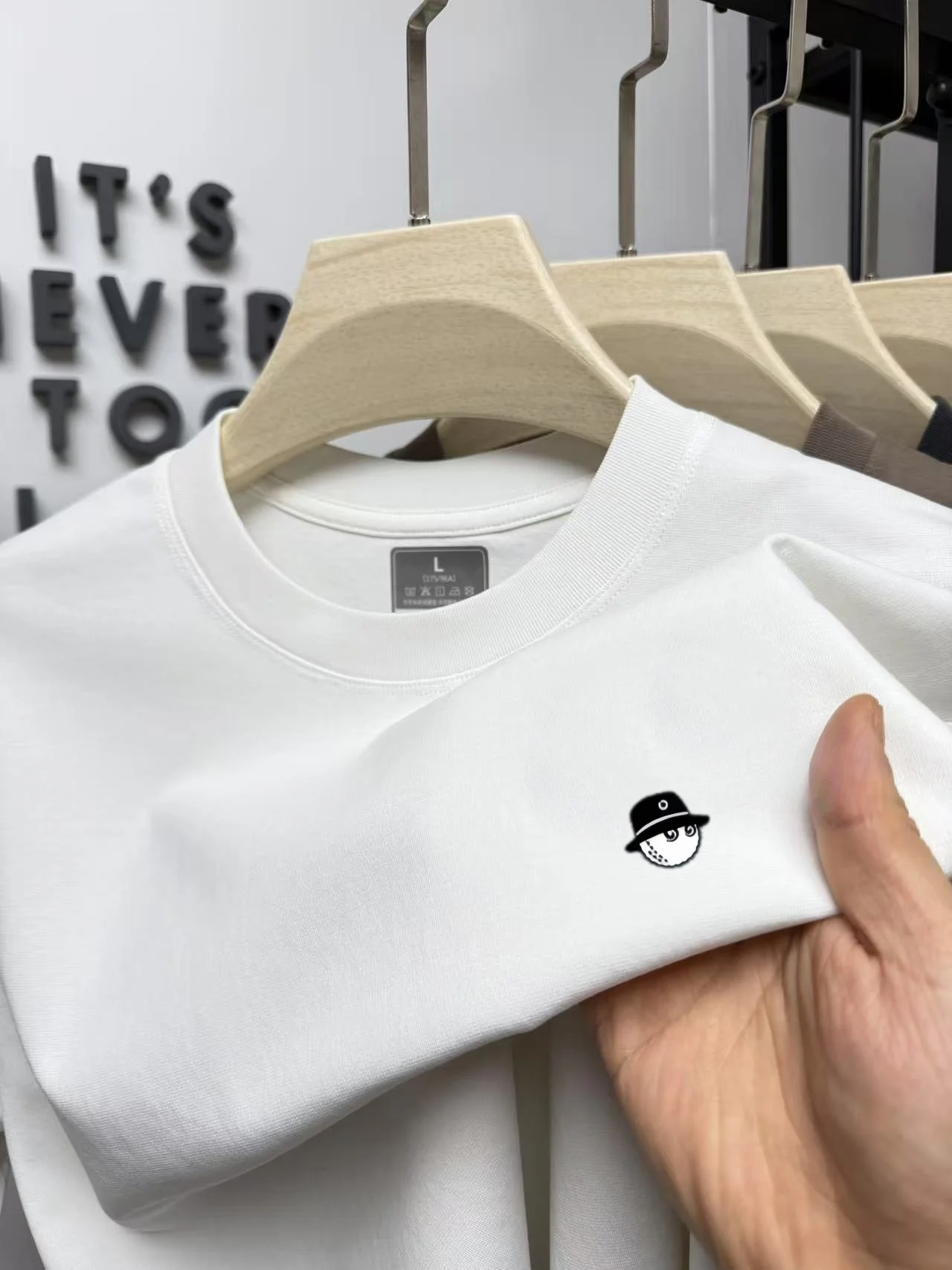 Sommerliches, modisches, besticktes Oberteil für Herren, Rundhalsausschnitt, Kurzarm-T-Shirt, weich, bequem, alltagstauglich, sportlich, vielseitig. – Detail 11
