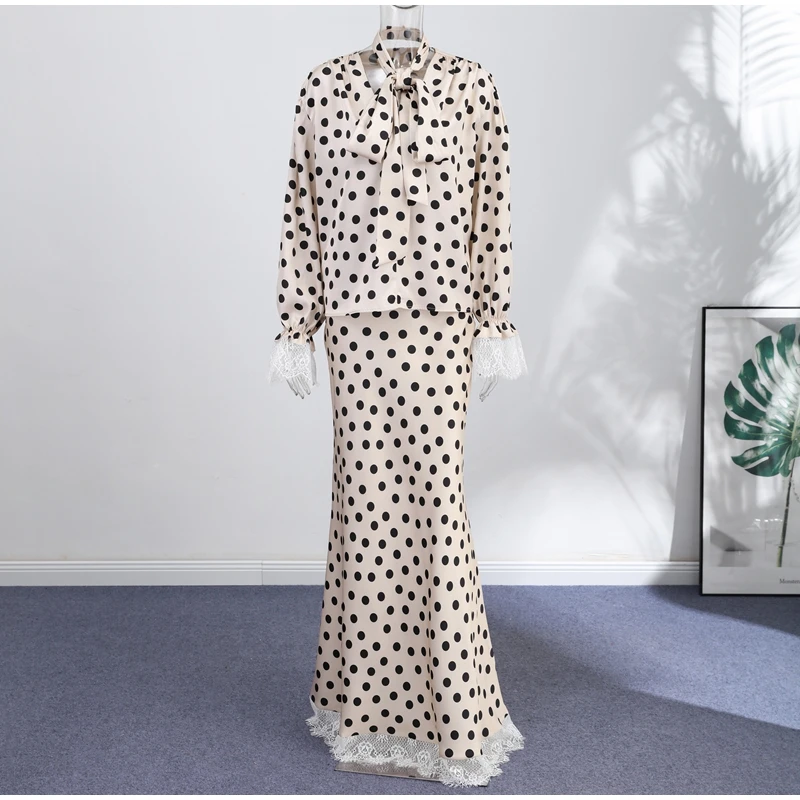Damen Polka Dot Maxikleid mit Gürtel, tiefem V-Ausschnitt, langen Ärmeln, Satin-Kleider, Frühjahr 2026, lässige Alltags- und Abendgarderobe, schicke Robe – Detail 2