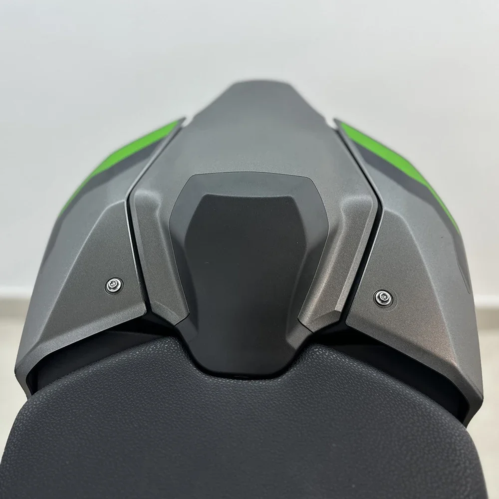 ฝาครอบเบาะหลังมอเตอร์ไซค์ Z900 สำหรับผู้โดยสารด้านหลัง  ครอบท้ายรถ  สำหรับ Kawasaki Z900 Z900 SE ปี 2025 2026 ขึ้นไป  อุปกรณ์เสริม