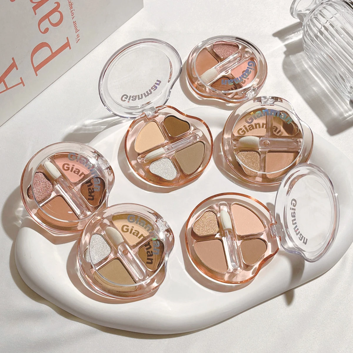 4 色のアイシャドウ パレット、低彩度のアース トーンで真珠光沢のあるマットなアイシャドウを明るくします。