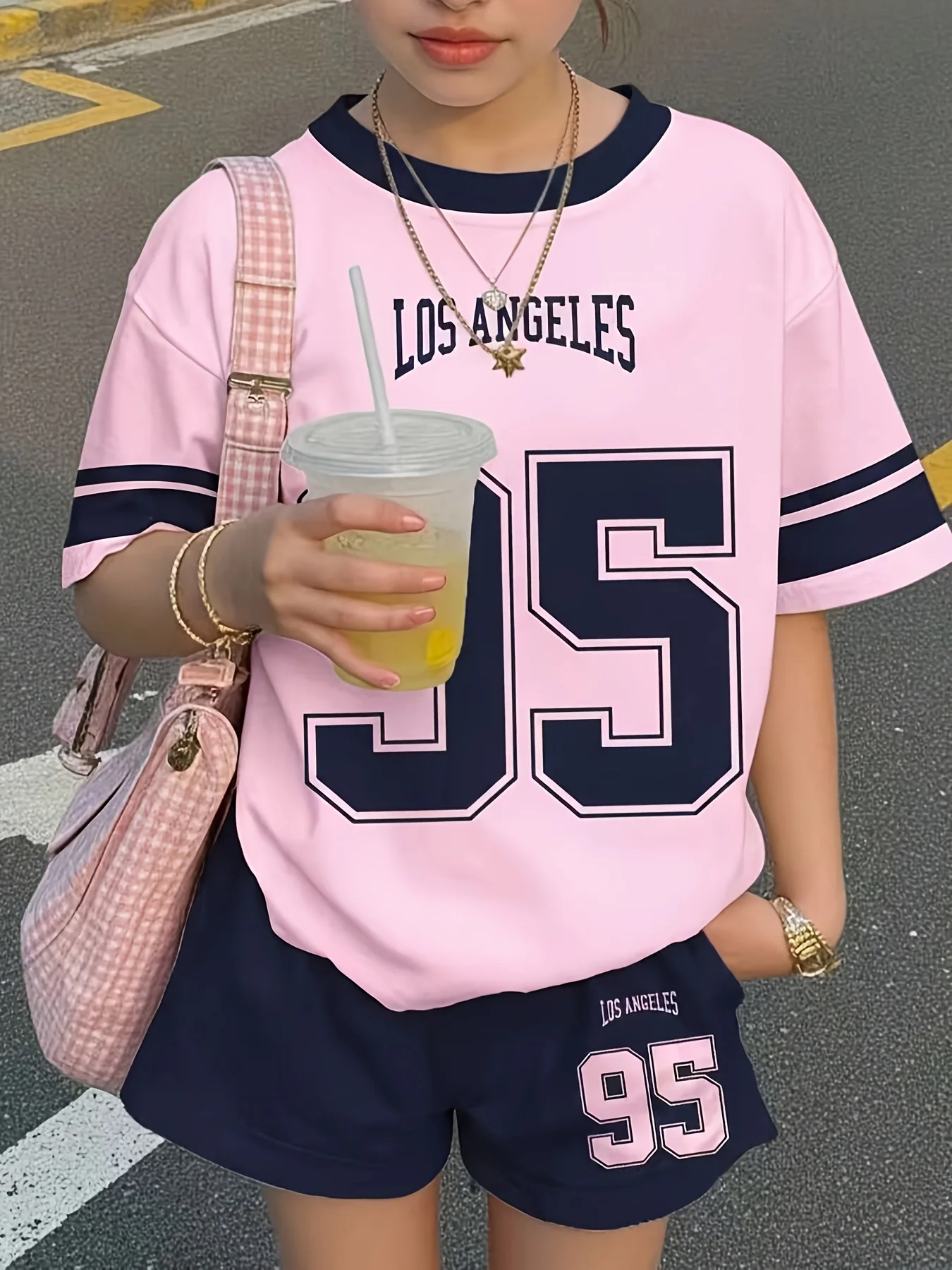 Girls' Simple Digital Print Set: Short-Sleeved T-Shirt and Shorts 2-Piece Set with Contrasting Striped Sleeves, Fashionable Pink, Blue, and Black Pants, Suitable for Youthful Sports, for Children Aged 8-12