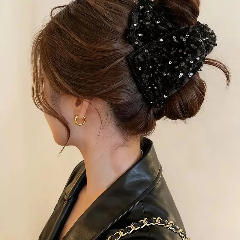 Stilvolle und elegante schwarze Haarspange mit Pailletten in Dreiecksform – perfekt für halb hochgesteckte Duttfrisuren und locker sitzende Pferdeschwänze – Detail 5
