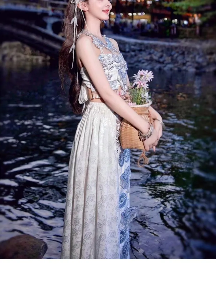 Etnisch kostuum witte strapless lange jurk reisfoto set pluche hoofddeksels ketting