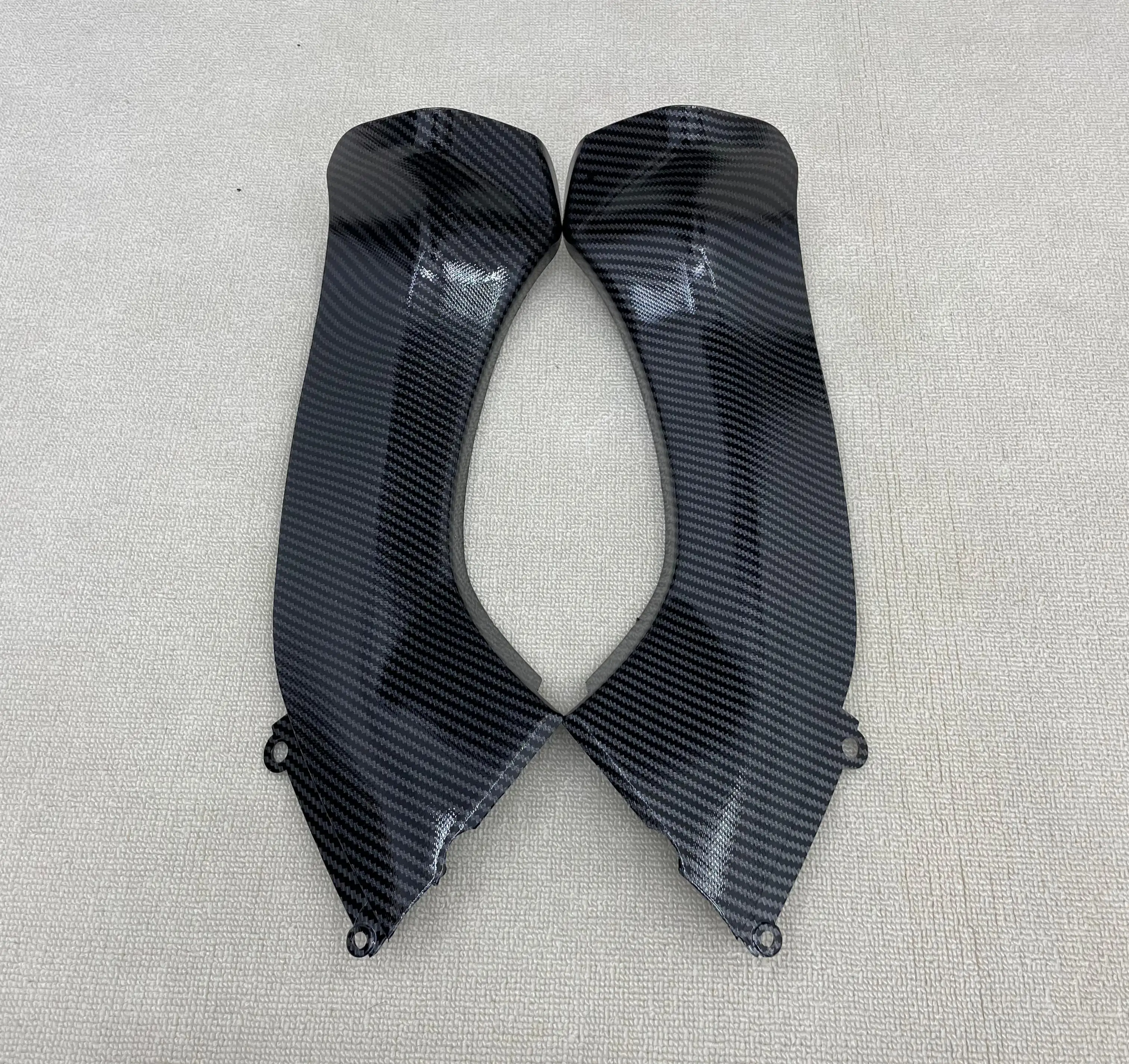 

ABS motorcycle fairing is suitable for 10R head cover. It is for the 2006-2007 model with carbon fiber paint.