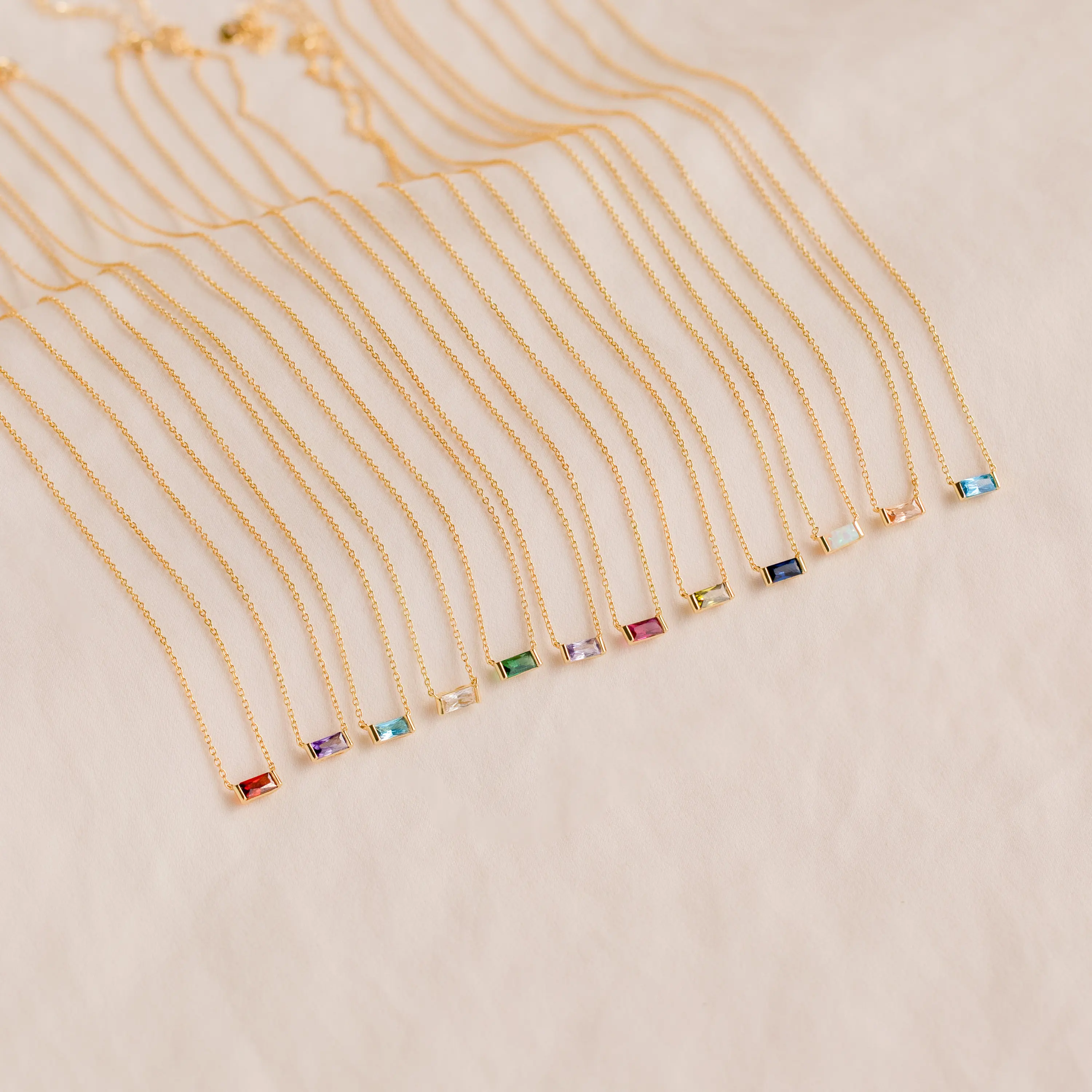 Minimalistische und exquisite Geburtsstein-Damen-Halsketten-Anhänger, Edelstahl, vergoldet, 18 Karat Gold, Geburtsstein-Schmuck, Geschenk-Halskette