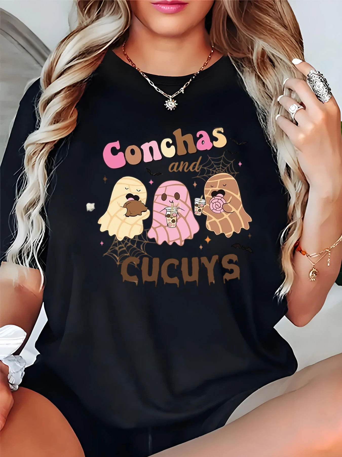 تي شيرت فضفاض مطبوع عليه Conchas and Cucuys للهالوين للسيدات