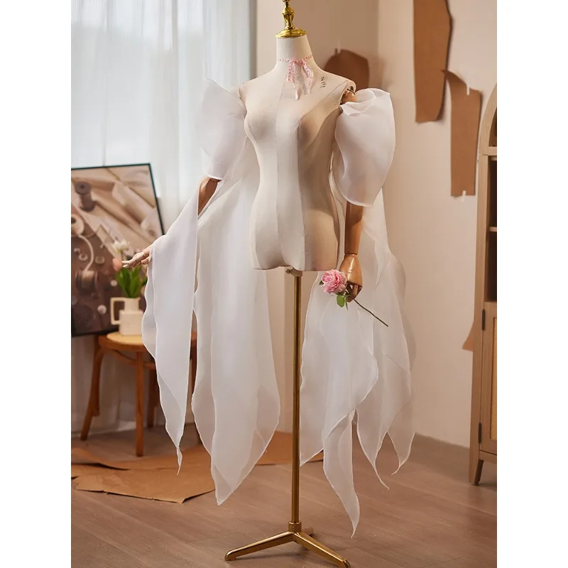 The host takes pictures of exaggerated white shoulder ornaments, high-end sense of the host's annual meeting, evening dress acce