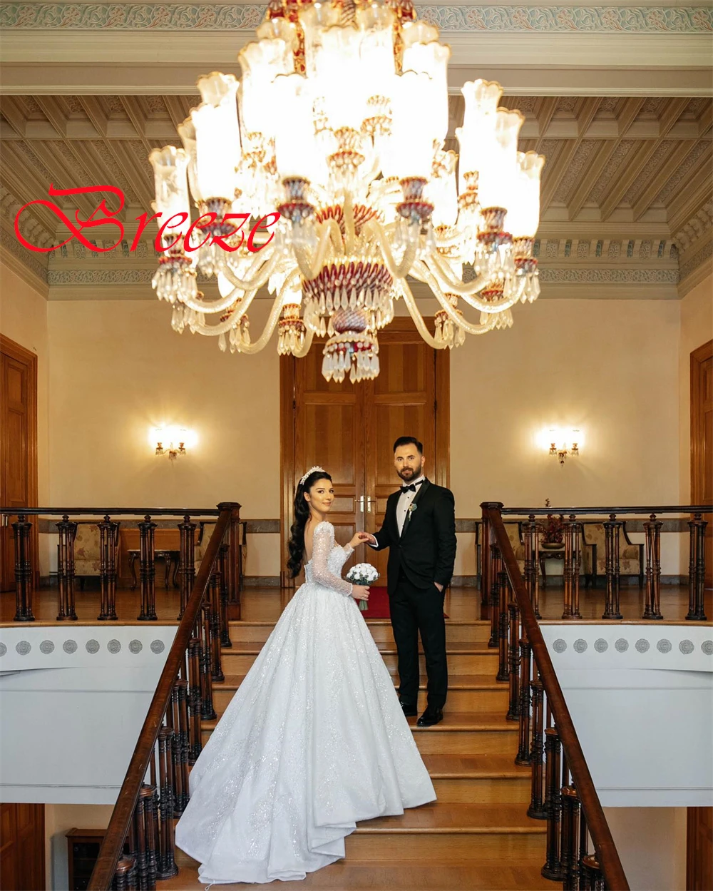 맞춤형 로맨틱 구슬 장식과 스팽글 Organza 웨딩 드레스 절묘한 스퀘어 칼라 긴 소매 채플 트레인 신부 가운