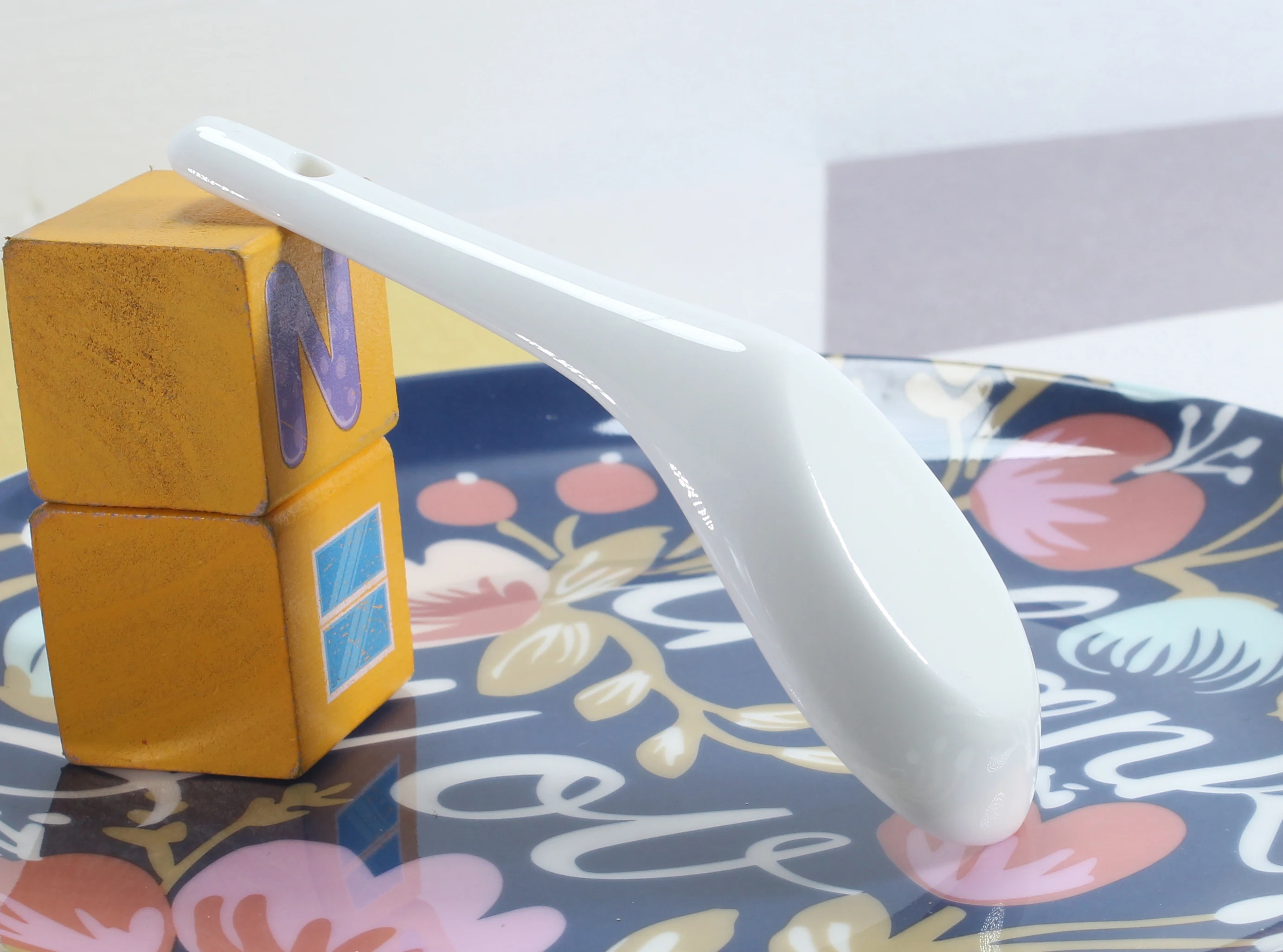 مجموعة مكونة من 6 قطع، ملعقة مغرفة أرز صينية على شكل عظمة بيضاء عادية، ملعقة شوربة كيس سيراميك، مغرفة آيس كريم كورية، عشاء من البورسلين للأطفال #2