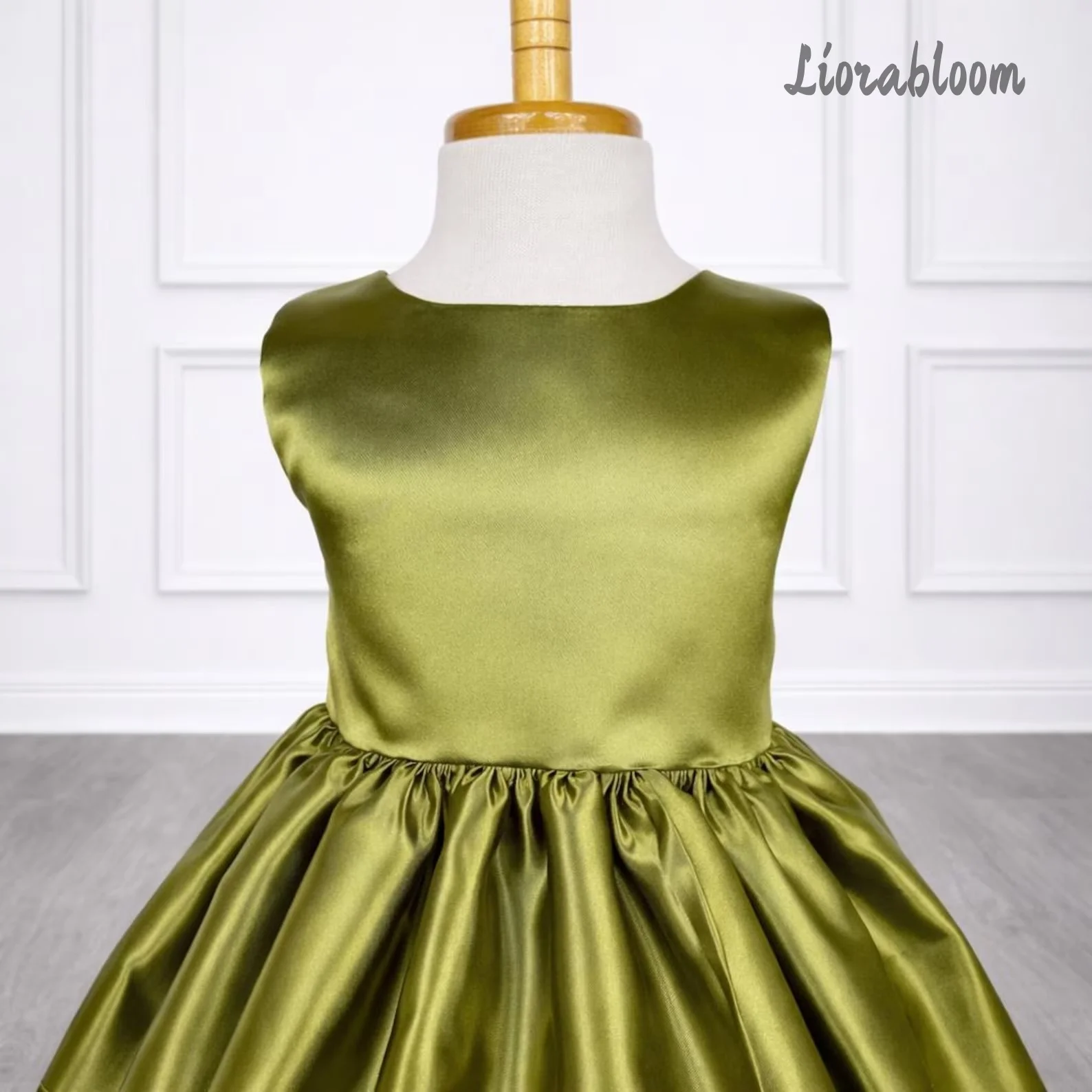 Abito da bambina in raso verde oliva senza maniche con collo all'americana e vita annodata, lunghezza midi, per damigella d'onore o festa di matrimonio