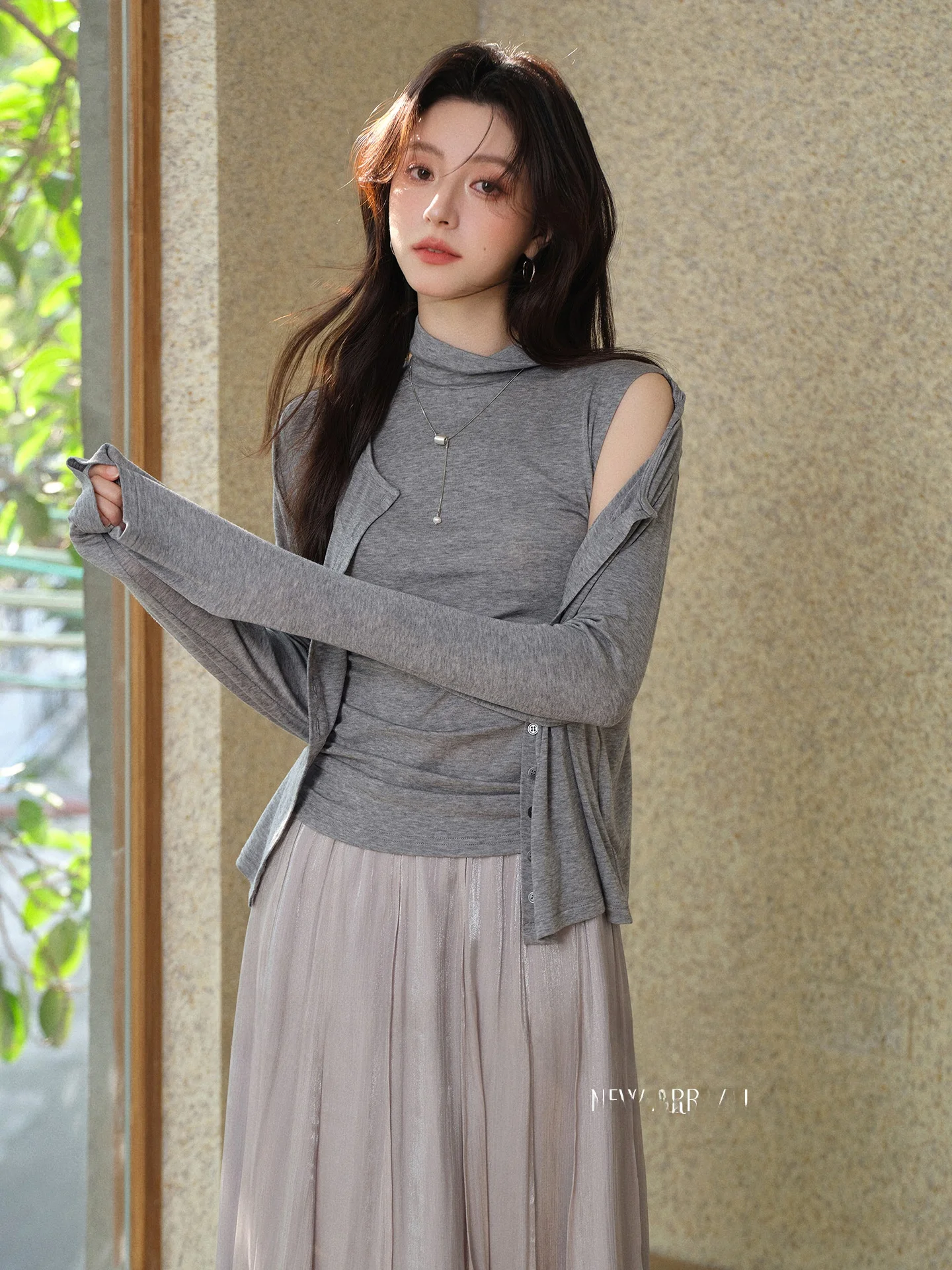 

Женский комплект из двух предметов: шелково-шерстяной приталенный жилет-кардиган и эластичный топ с длинным рукавом, стандартной длины, с воротником.