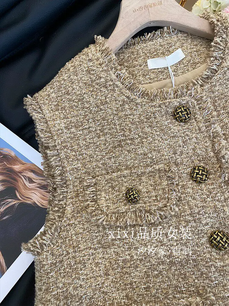 New brown Wearing a vest with a thick tweed layer and a sleeveless