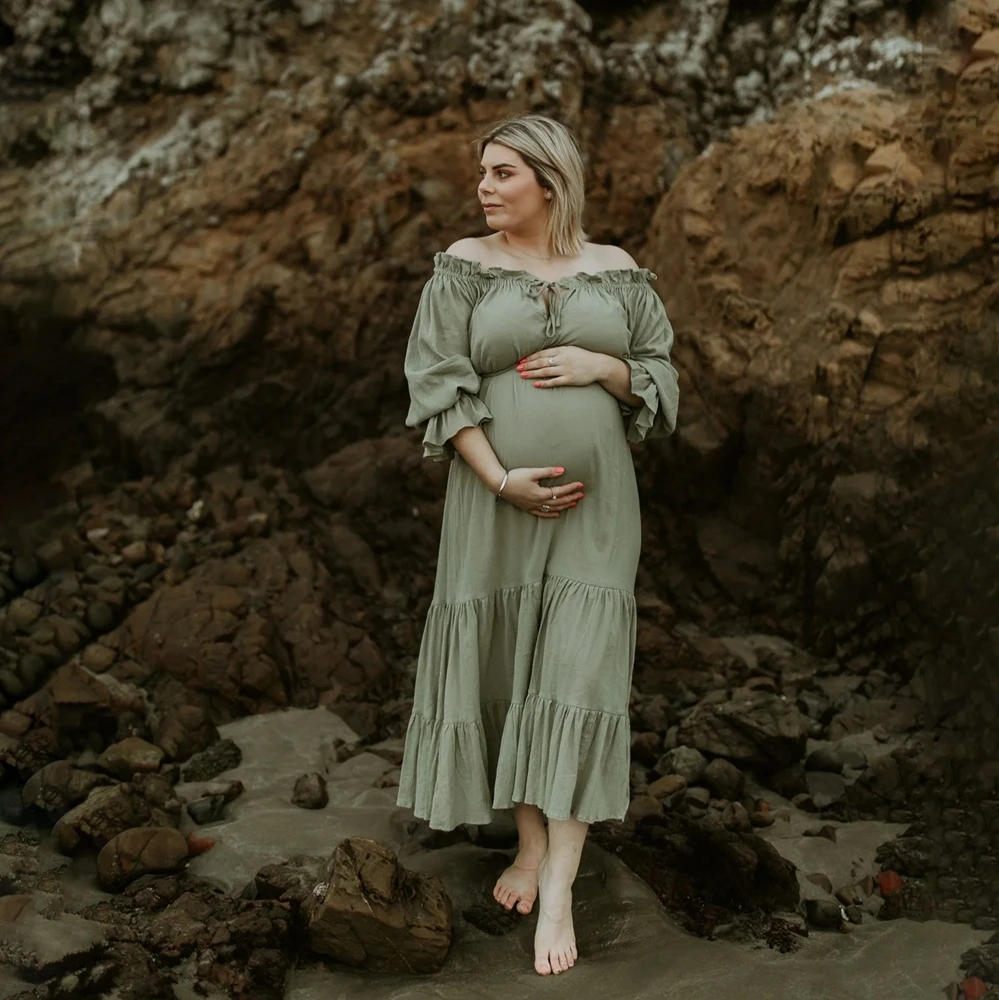 robe-de-maternite-boheme-vert-sauge-a-epaules-denudees-manches-a-volants-jupe-longue-fluide-a-etages-accessoire-photo-pour-femme-enceinte