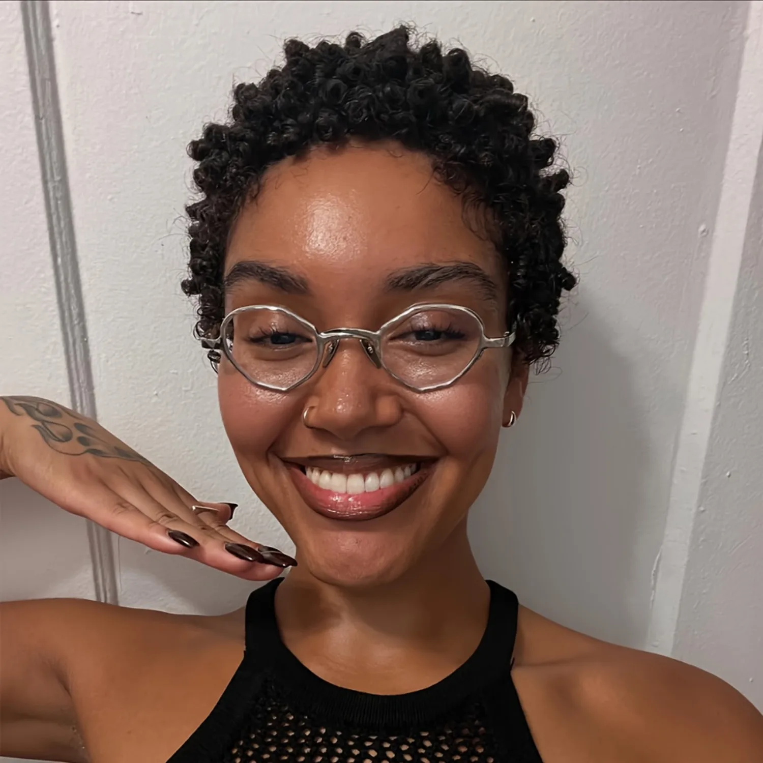 

Женский естественный короткий свободный вьющийся парик из натуральных волос - полностью машинный парик, вьющаяся прическа с челкой