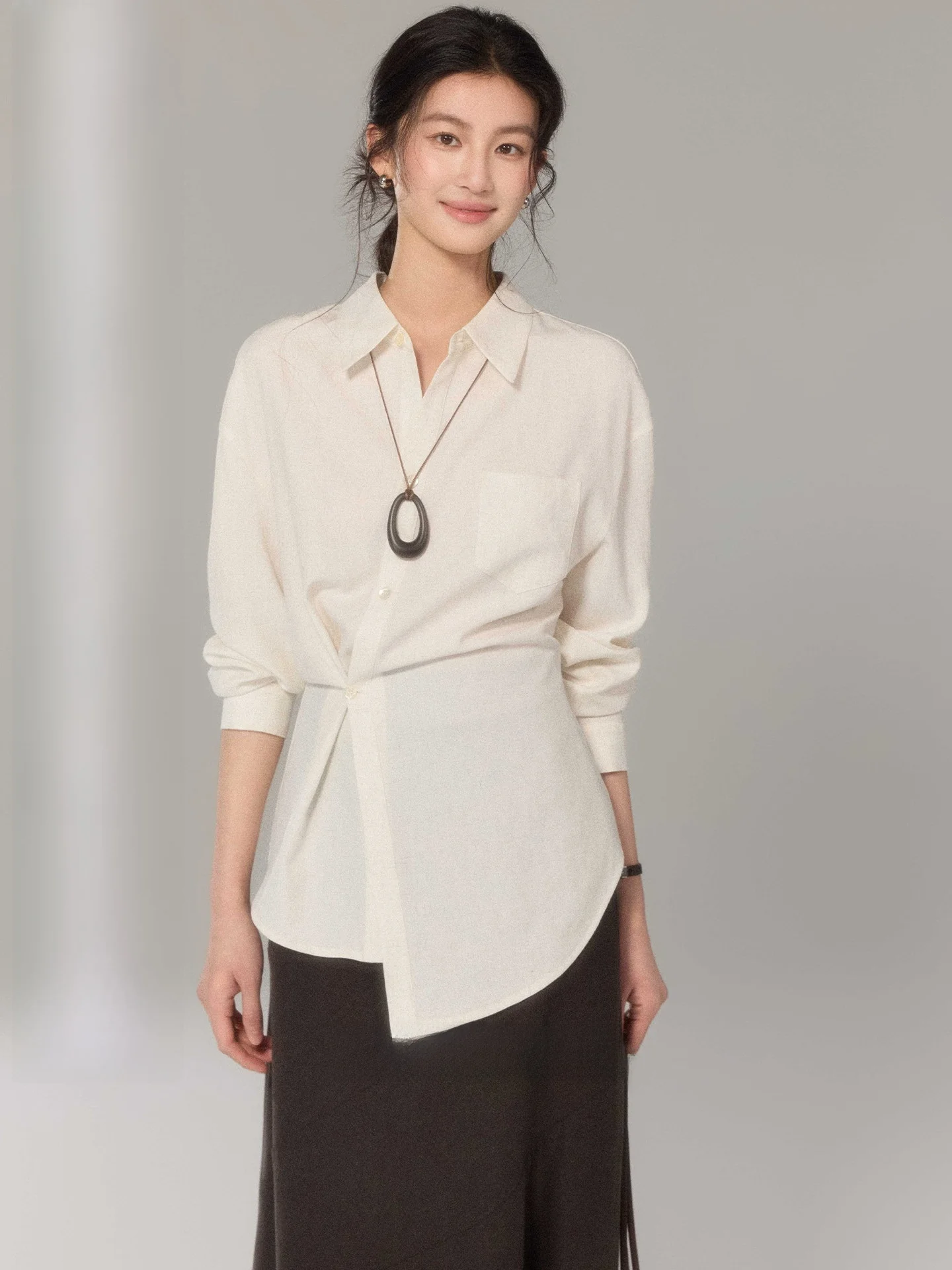 

Женская рубашка свободного кроя с длинным рукавом, белая, с дизайнерским элементом «твист», для повседневной носки, удобная, из дышащей смесовой ткани (полиэстер), в стиле кэжуал.