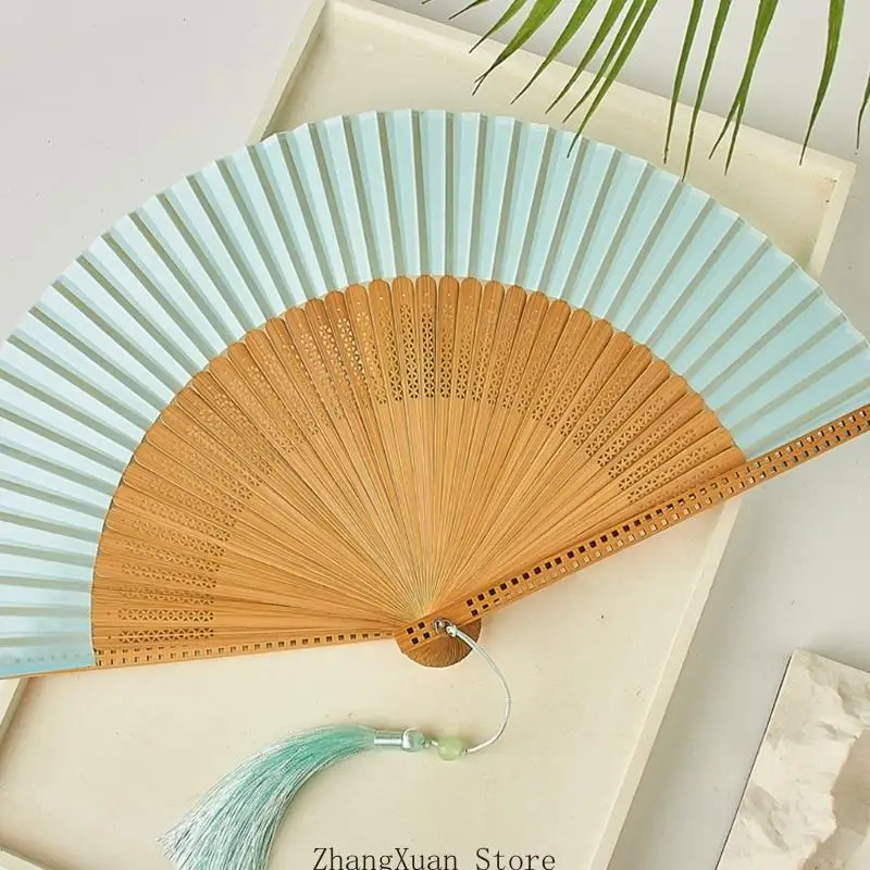 Eleganter chinesischer Faltfächer mit seidenartigem Stoff, ideal für Fotoshootings und traditionelle Kostüme. Handgefertigter Fächer, 3XUF. – Detail 3