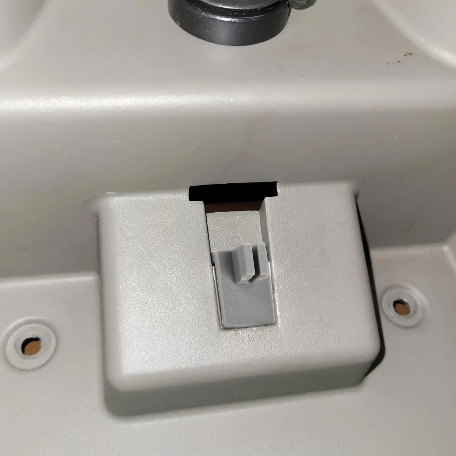 88934982 مشابك حامل الكأس لوحدة التحكم المركزية لسيارة أفالانش 1500 2500 C1500 سيلفرادو سوبربان تاهو سييرا يوكون 2002 2003-2006