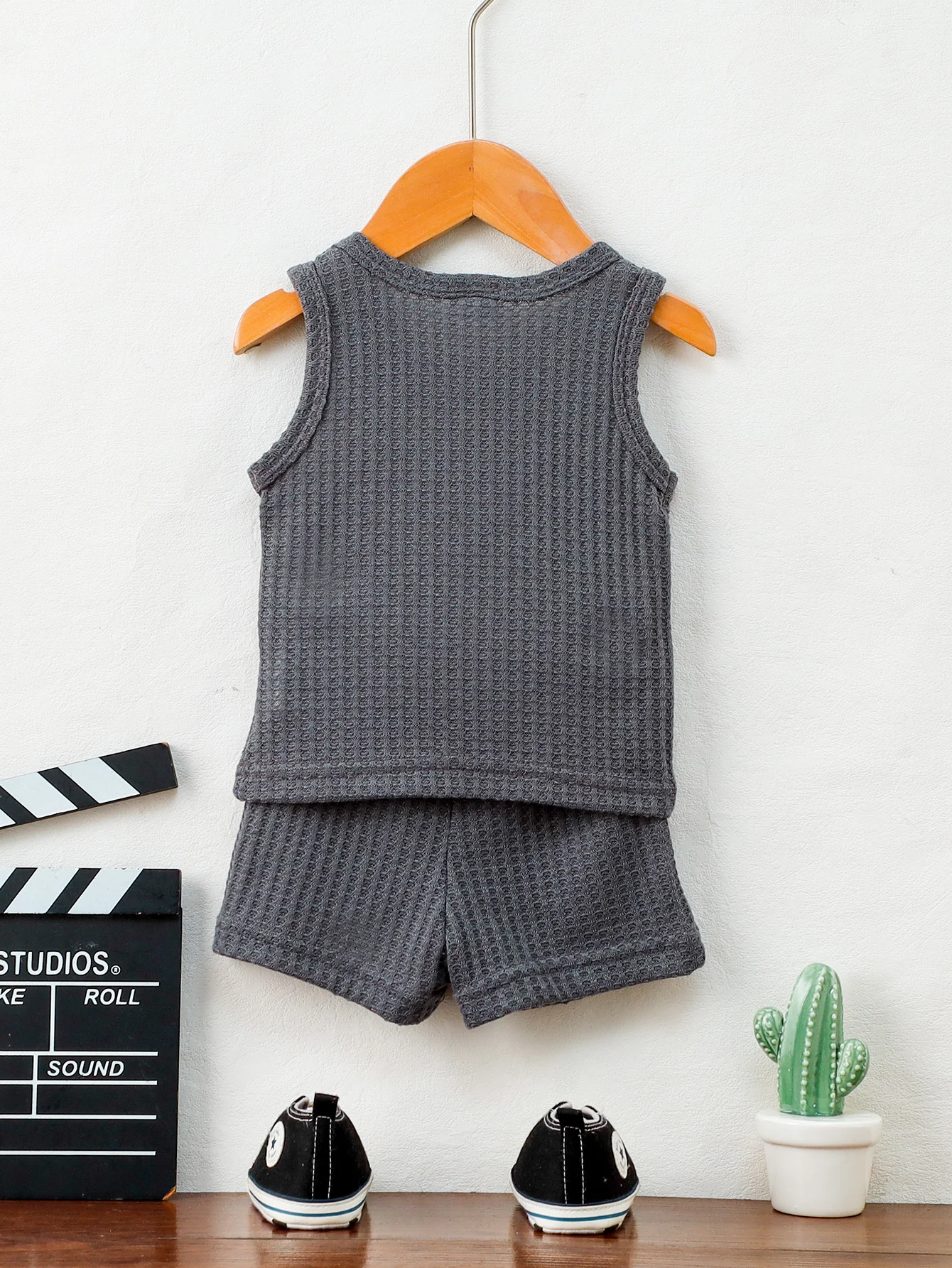 2-teiliges Sommer-Outfit-Set für Babys (Jungen) in Dunkelgrau, Waffelstrick, Henley-Tanktop + elastische Shorts, lässiger Ins-Stil, Alltags-/Freizeitkleidung – Detail 3