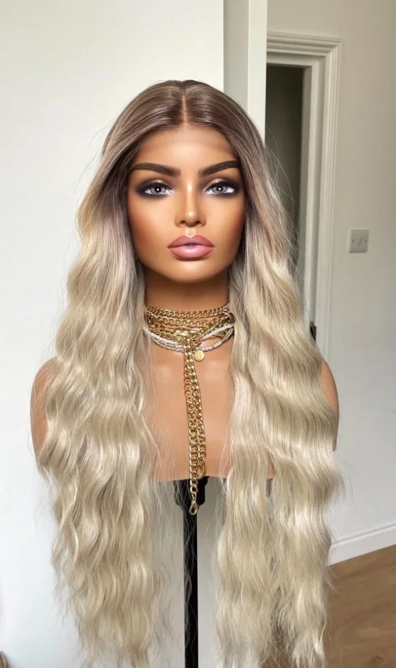 Wig Pirang Berkualitas Tinggi dengan Akar Gelap, Wig Rambut Panjang Bergelombang, Wig Wanita 13X4 HD Transparan Lace Top, Wig Trendi Murah untuk Wanita
