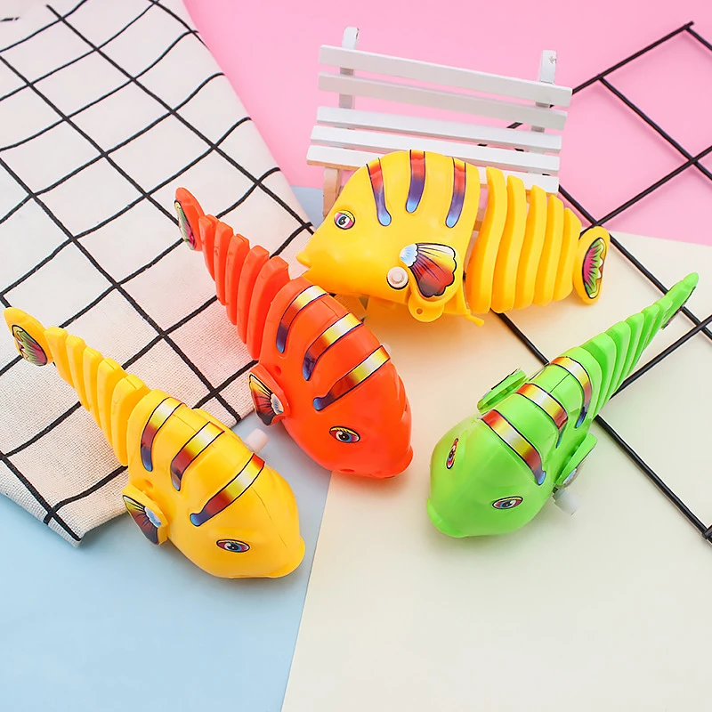 Plastic Wind-Up Wiggle Fish Toys Running Clockwork Classic Toy Newborn Spring Toys for Children