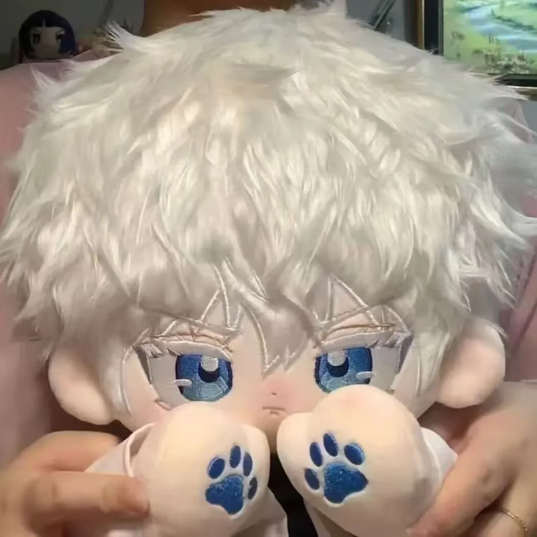 ตุ๊กตาผ้าฝ้ายขนาด 40 ซม. ท่าทางนั่ง ต้นฉบับและเป็นทางการจากอนิเมะเรื่อง จูจุตสึ ไคเซ็น และโกโจ ซาโตรุ  สนุกกับตุ๊กตาโดจินจากอนิเมะ