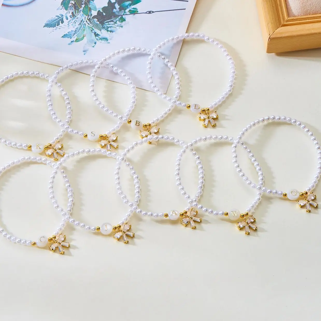 Zierliches Armband mit Imitationsperlen und 26 Buchstaben-Initialen für Damen, Luxuriöses Zirkon-Schleifenanhänger-Armband, Handgelenk-Schmuckgeschenk – Detail 2