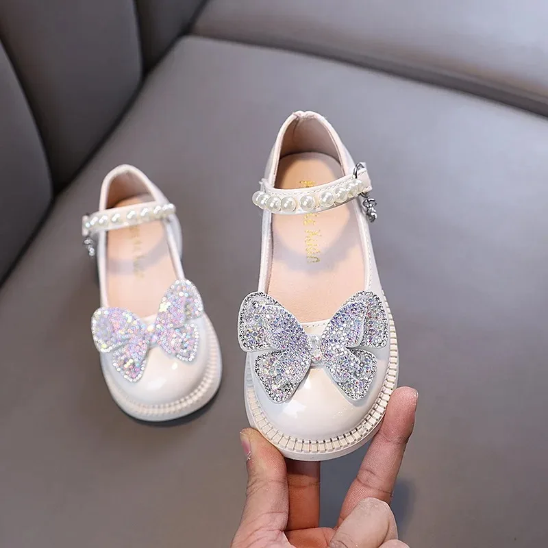 

Детская осенняя танцевальная обувь с жемчугом для выступлений, корейские туфли на плоской подошве со стразами для девочек, кожаная обувь принцессы с бантиками в женском стиле
