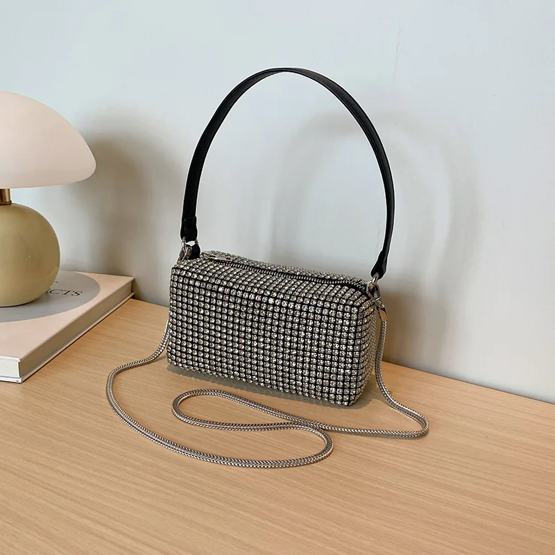 

Сумки на плечо с блестящими цепочками из искусственной кожи, легкие роскошные изысканные сумки 2025, лидер продаж для женщин, однотонные женские сумки высокого качества