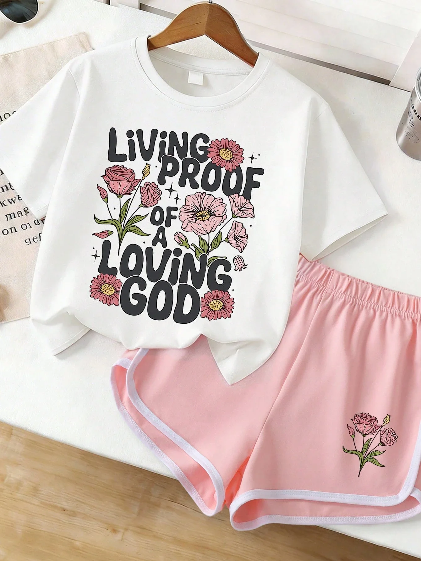 

Комплект из футболки с круглым вырезом и короткими рукавами и шорт с цветочным принтом Living Proof Of A Loving God