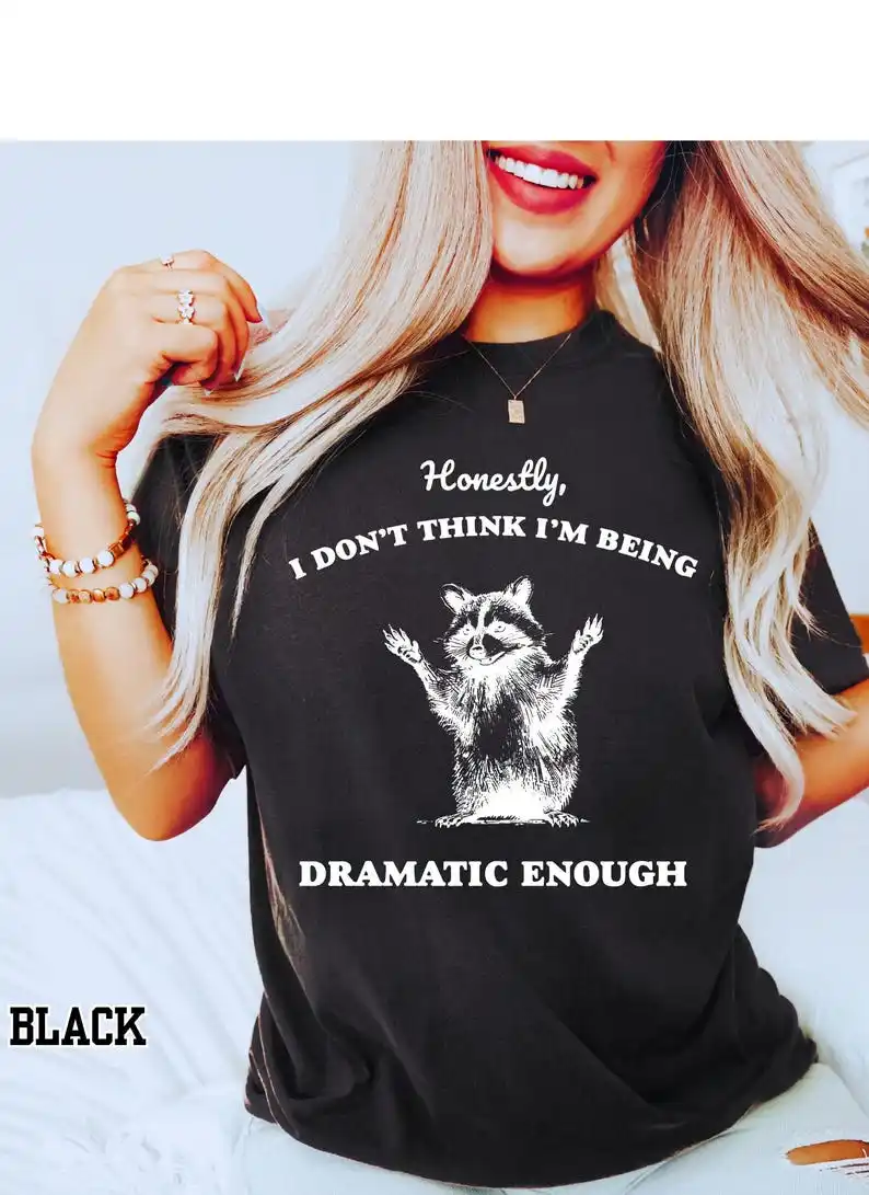 Honestiquement je ne pense pas, je suis assez dramatique T-Shirt, T-Shirt drôle de raton laveur, T-Shirt graphique rétro Vintage, cadeau drôle