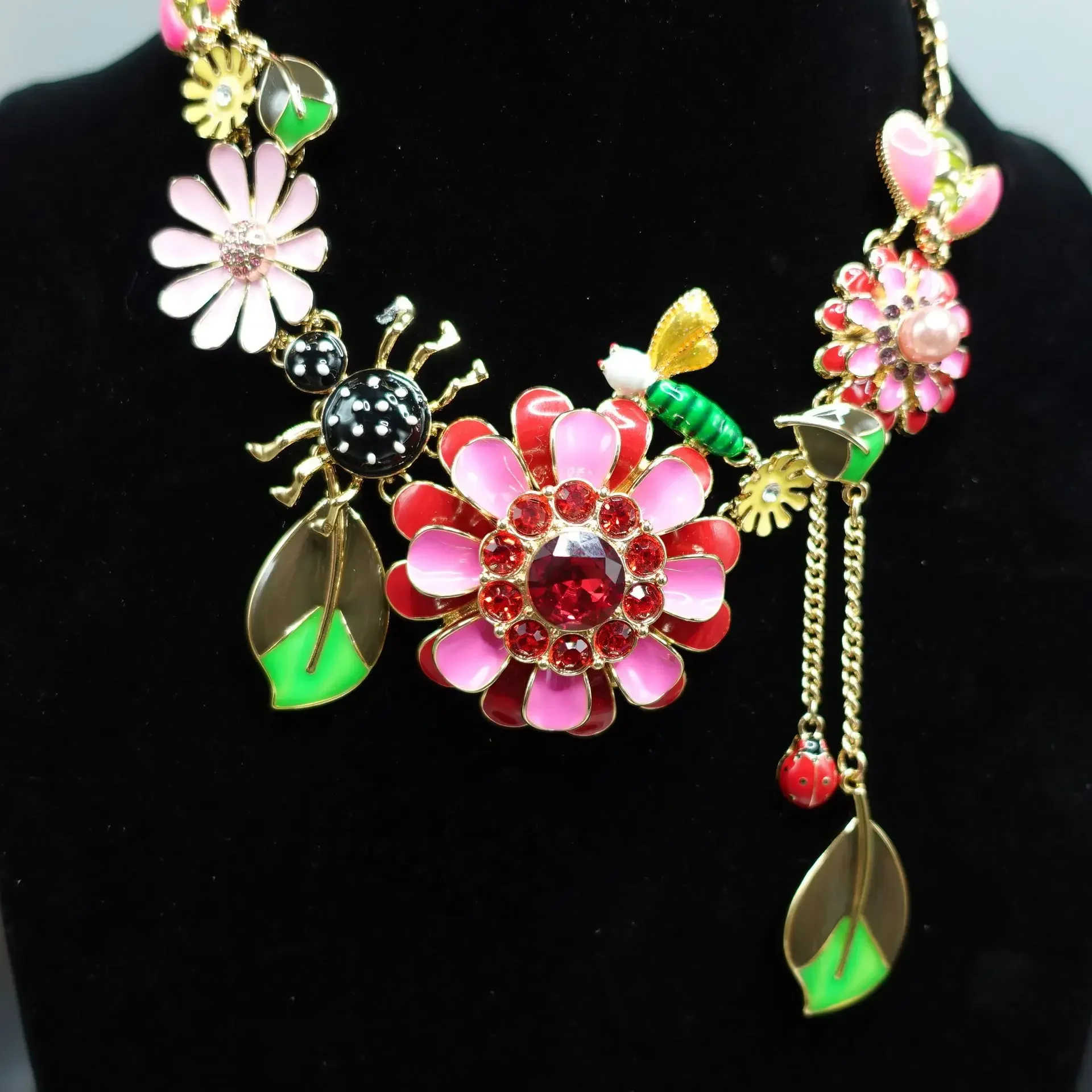 

Bright Flowers, Cute Insect Shaped Necklaces, Three-dimensional Exaggerated Necklaces in Europe and America