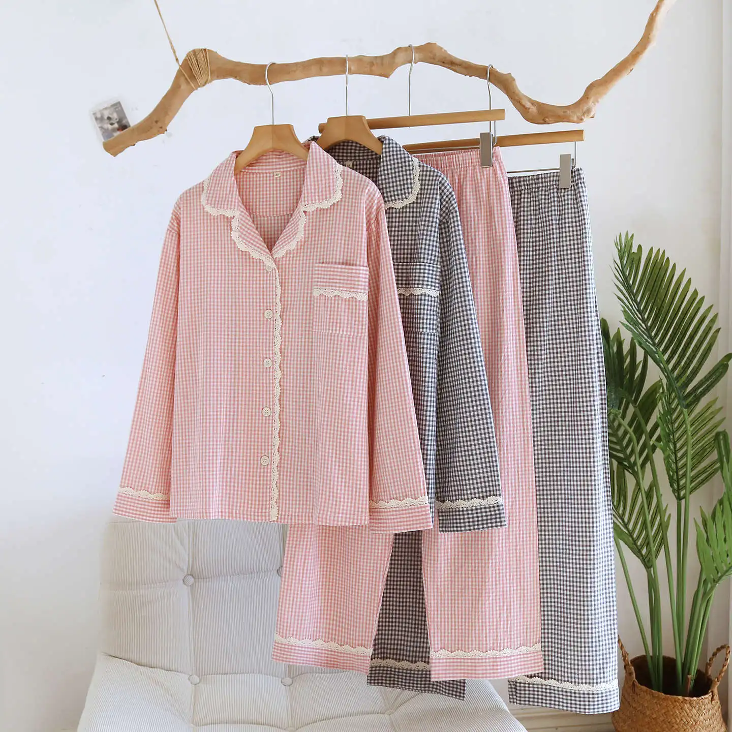 

Комплект из 2 предметов: модный кардиган с воротником в клетку и кружевной отделкой, с длинными рукавами, и длинные брюки. Пижамный костюм для женщин на весну.