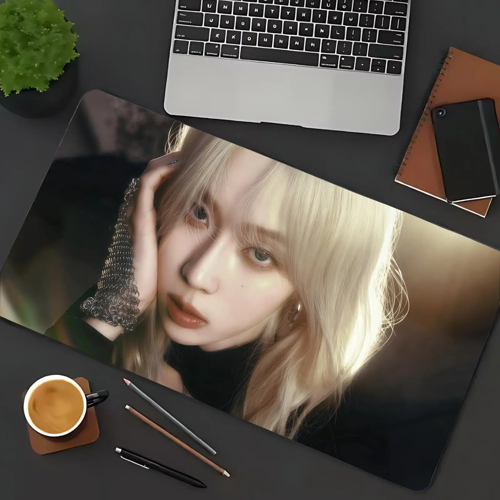 A-Aespa W-Winter Mouse Pad Large Mouse Pad,Smooth Surface, Suitable For Office Use And Gaming