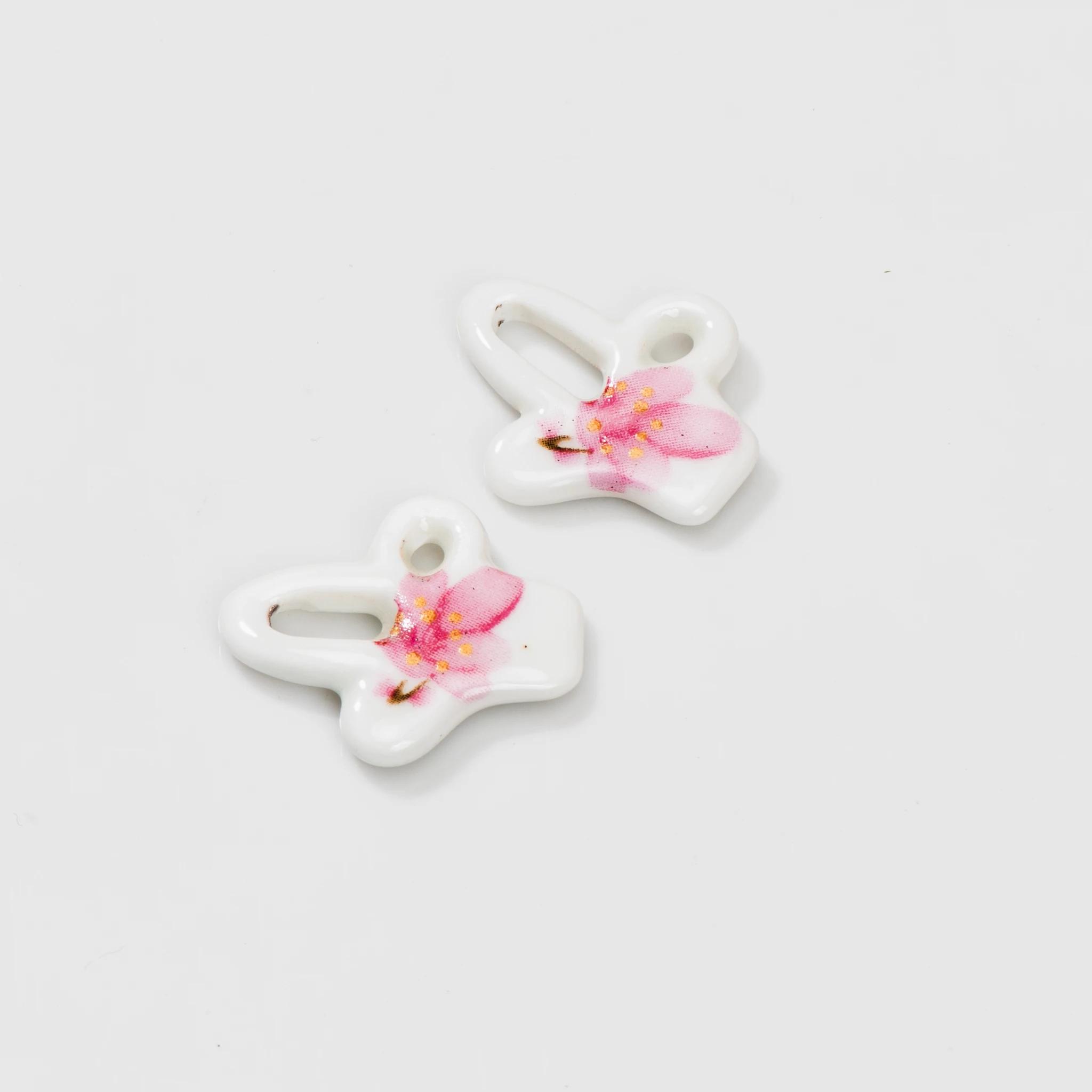 Handmade Ceramic Pendant Beads with Plant Pattern, 20-30mm Size, 2.5-3mm Hole, High-Temperature Fired, for DIY Jewelry Craft