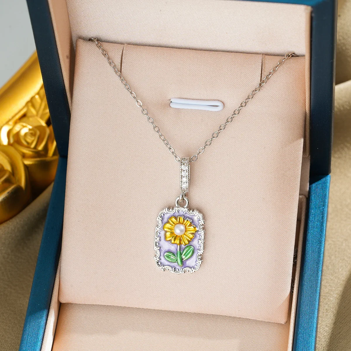 قلادة نسائية فاخرة خفيفة على طراز الغابات لوحة زيتية على شكل مينا لؤلؤ المياه العذبة وعباد الشمس من الفولاذ التيتانيوم