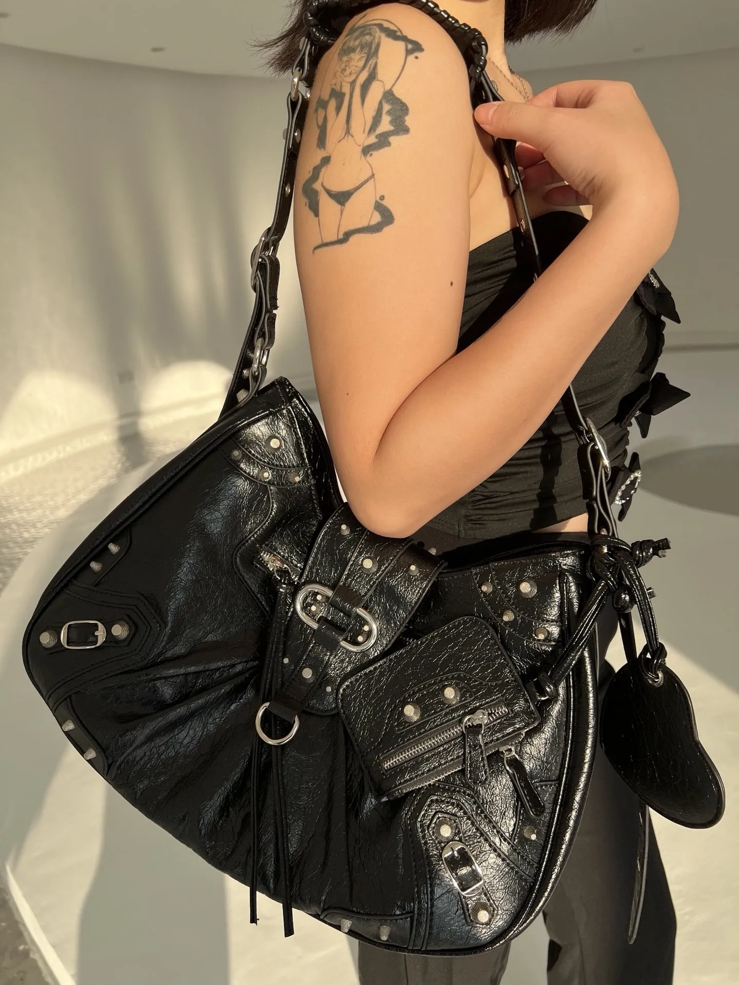 

Stud tassel bag bag women's crossbody personality hot girl motorcycle bag sheepskin pattern 2022 new trendy cool net red dark