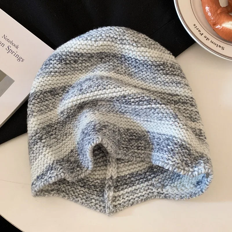 Japanische Retro-Strickmütze mit Farbverlauf und Kontraststreifen, Damen-Herbst- und Wintermütze, warm, mit Ohrenschutz, vielseitige Mütze im Skull-Design – Detail 6