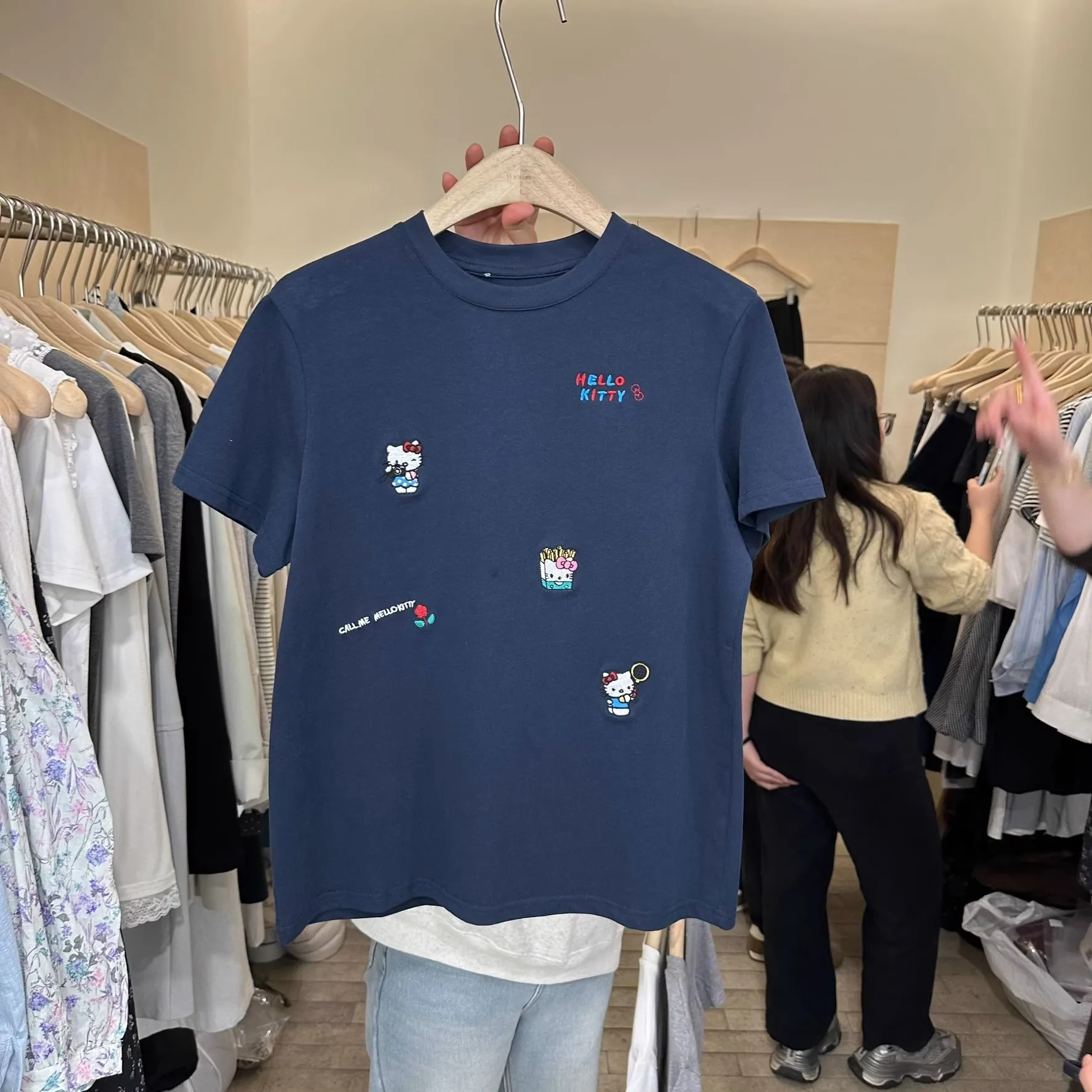 プラスサイズ 300 ポウ韓国風漫画刺繍オルトスヴェ T-irt 女性のカジュアル多用途春夏新デザイントップ