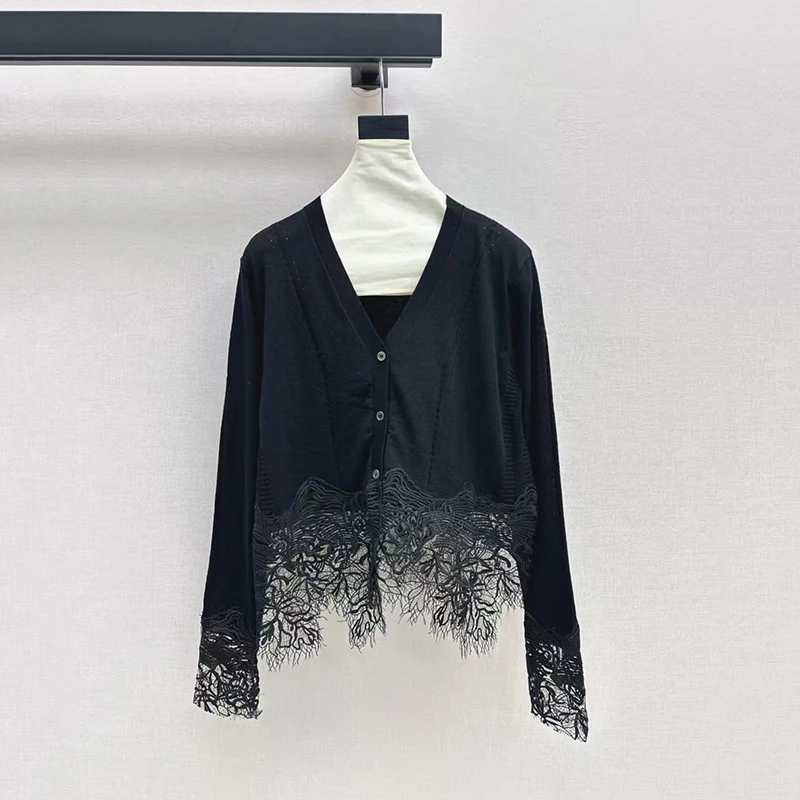 

The 2025 new French lace and wool V-neck cardigan is fashionable, stylish and makes you look younger with long sleeves