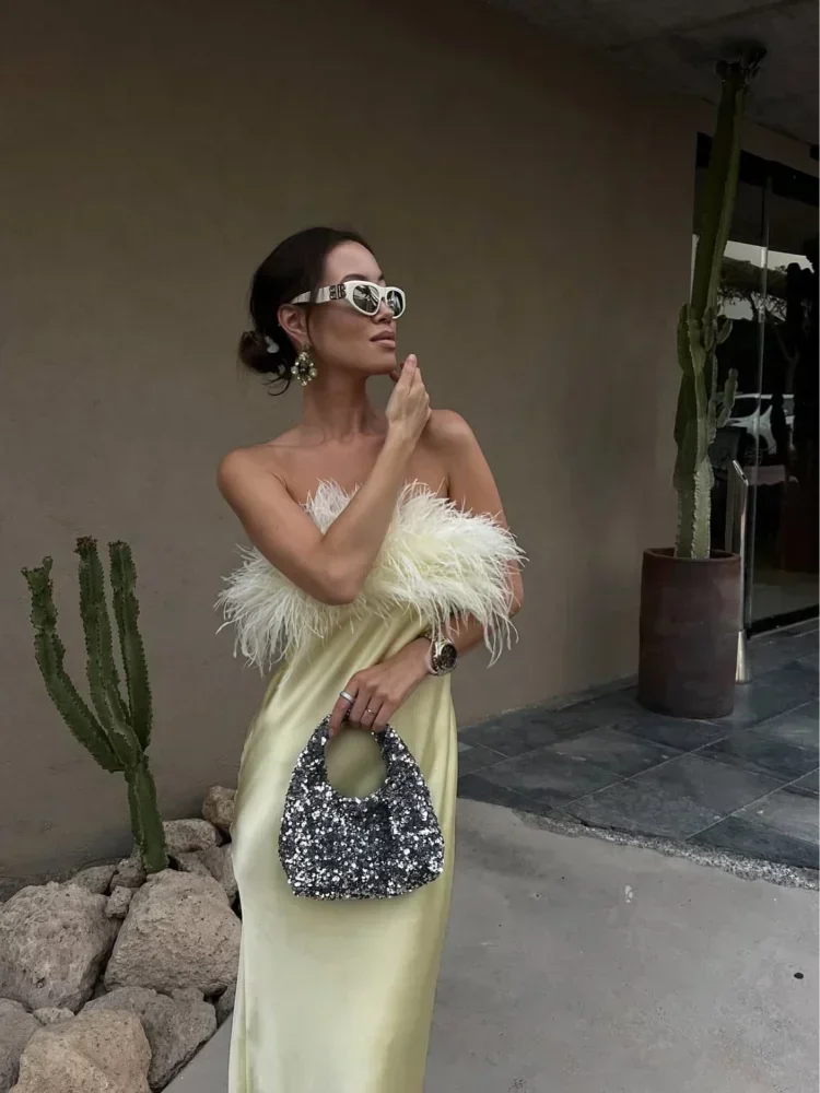Vestido de satén de retales de plumas amarillas mantequilla, Vestidos sexis ajustados sin espalda y sin tirantes para mujer, bata de fiesta para discoteca de verano 2025