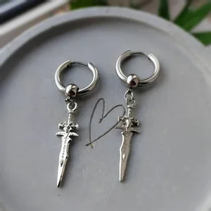1 BUAH Anting-Anting Titanium Pedang Silang Antik Baja Tahan Karat Gaya Hip Hop Rock Punk Jalanan Aksesori Pesta Liburan Pria Wanita Aksesori Pesta Liburan 12 anting setan penjualan terbaik - №